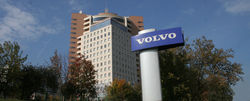 Volvo остановит производство машин в России