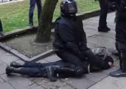 Во Львове полиция избила желающих снести памятник Тудору
