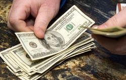 Доллар продают на "черном рынке" по 36 гривен