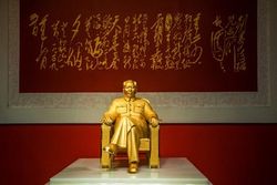 Золотую статую Мао Цзэдуна за 16 млн. долларов представили к его 120-летию