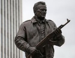 Памятник Калашникову в Москве