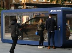 Кому газировку и батончик, а кому – автомобиль: Лондон удивляет