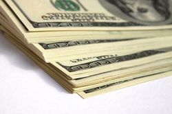 НБУ: Продажа валюты в феврале превысила покупку
