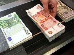 В понедельник днем рубль резко ослаб к доллару