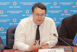 Геращенко разберется с компаниями, транслирующими русский "зомбоящик"
