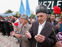 На траурную акцию крымских татар в Симферополь завозят автозаки из России