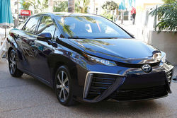 Поступили в продажу первые серийные Toyota Mirai с водородным двигателем 