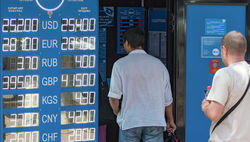 Тенге укрепляется после 30-процентного обвала 