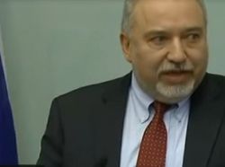 Министр обороны Израиля обвинил власти в капитуляции перед террором