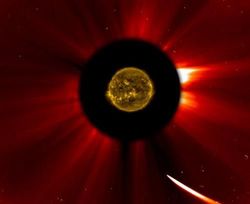 НАСА: комета ison могла пережить перигелий с Солнцем  и сохранить ядро