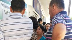  В Ташкенте люди записываются в очередь на получение биометрического паспорта на октябрь 
