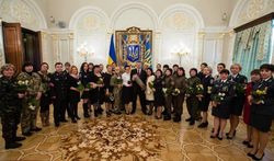 Петр Порошенко наградил смелых женщин Украины 