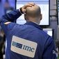 Brent и WTI в понедельник с утра торгуются ниже 33 долларов