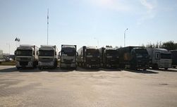 Под Киевом разгружают фуры немецкого гумконвоя