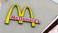 Сотрудники McDonald's в США провели забастовку, требуя повышения зарплаты 
