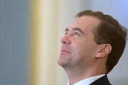 РФ надо воспользоваться низкими ценами на нефть – Медведев
