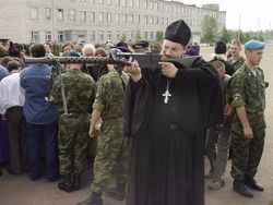 РПЦ отстранила священника, благословившего «добровольцев» Донбасса