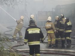 Спасатели борются с пождаров в Ростове-на-Дону
