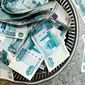 Рубль к доллару и евро продолжает падение