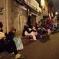 После землетрясения люди ночь провели на улице