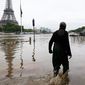 Сена продолжал все больше затоплять Париж, Лувр закрыли 