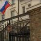 Лондон послабляет санкции против Москвы: половину дипломатов вернут