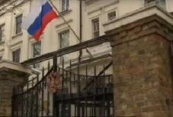 Лондон послабляет санкции против Москвы: половину дипломатов вернут