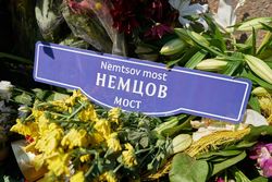 На сороковины гибели Бориса Немцова его память почтили Минутой немолчания