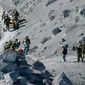 На вершине извергающегося вулкана в Японии спасатели нашли живых людей