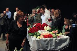 С Валерией Новодворской простились, скандируя "Герои не умирают!" 