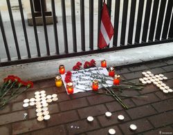 Минчане несут свечи и цветы к посольству Украины и памятнику Шевченко