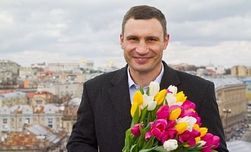 На Крещатике Кличко поздравляет киевлянок с праздником