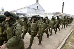 Вооруженные "аксеновцы" разворовывают топливо из захваченной базы 