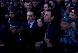14 человек пострадали в столкновениях у генконсульства России в Гюмри