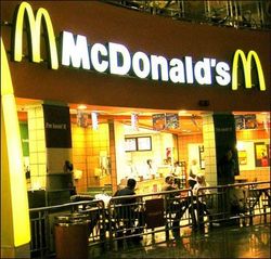 Сеть McDonald's оштрафована за гамбургер с крысиным хвостом, проданный в Чили