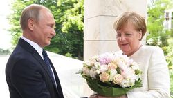 Путин дарит Меркель букет цветов