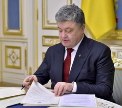 Порошенко подписал базовые законы по строительству дорог в Украине