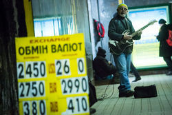 Прогнозы экспертов о курсе гривны в 2016 году сильно разнятся