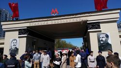 Метро «Сокольники» в Москве украсили портретом Сталина