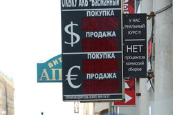 Торги на Московской бирже открылись падением евро и доллара к рублю на Форексе
