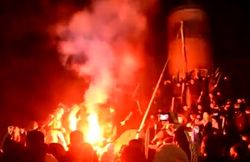 В Днепропетровске радикалы снесли памятник Ленину