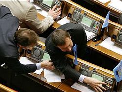 Новая сессия ВР Украины началась в оцеплении «Беркута» и антимайдановцев