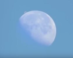Луна была атакована из космоса во время затмения