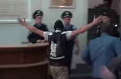 В Сеть попало видео штурма горсовета Харькова