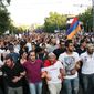 В Ереване полиция дала митингующим час, чтобы уйти с проспекта Баграмяна