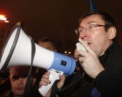 Нужно идти не на переговоры к Януковичу, а в отряды самообороны – Луценко