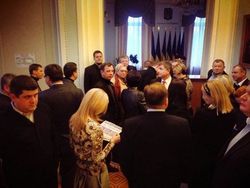 Оппозиция заблокировала спикера ВР Рыбака, по Раде ходят "охранники"