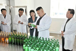 Ким Чен Ын инспектирует ликеро-водочный комбинат