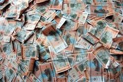 Доллар США уверенно укрепляется к рублю, а евро пока дешевеет