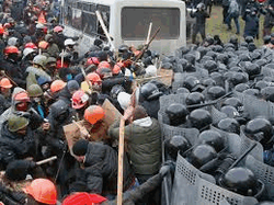 Противостояние в Киеве переросло в стычки